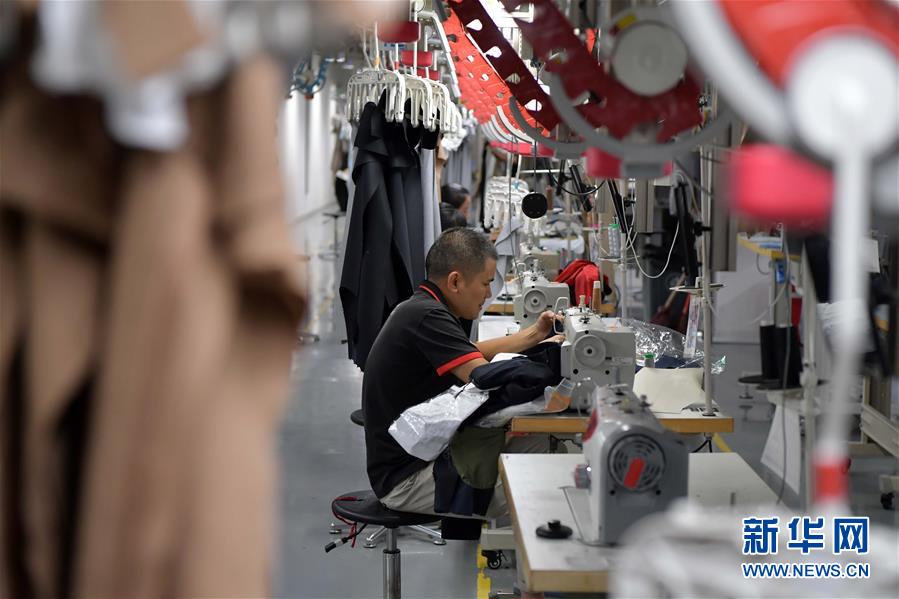 （走向我們的小康生活&middot;圖文互動(dòng)）（4）&ldquo;一件衣裳&rdquo;，藏著脫貧致富新天地