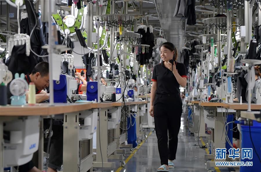 （走向我們的小康生活&middot;圖文互動(dòng)）（5）&ldquo;一件衣裳&rdquo;，藏著脫貧致富新天地