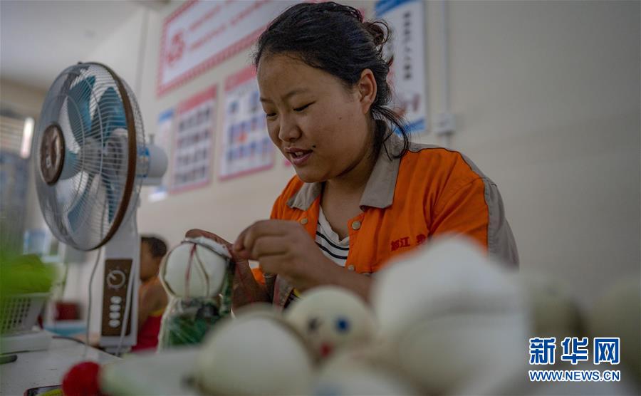 （新華全媒頭條&middot;決戰(zhàn)決勝脫貧攻堅(jiān)&middot;督戰(zhàn)未摘帽貧困縣&middot;圖文互動(dòng)）（14）脫貧的歌聲&mdash;&mdash;云南直過民族和人口較少民族共入新時(shí)代