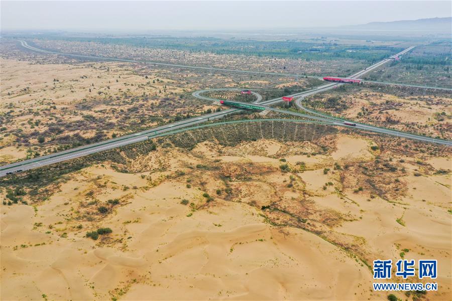 （在習(xí)近平新時代中國特色社會主義思想指引下&mdash;&mdash;新時代新作為新篇章&middot;習(xí)近平總書記關(guān)切事&middot;圖文互動）（11）綠意，在黃沙中鋪展&mdash;&mdash;我國防沙治沙紀(jì)實