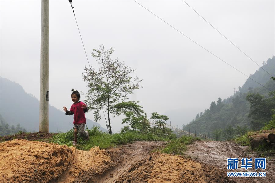 (集中連片特困地區(qū)貧困村調(diào)研行·圖文互動(dòng))(2)脫貧路上“跑”出幸福生活——重慶石柱土家族自治縣華溪村脫貧調(diào)查