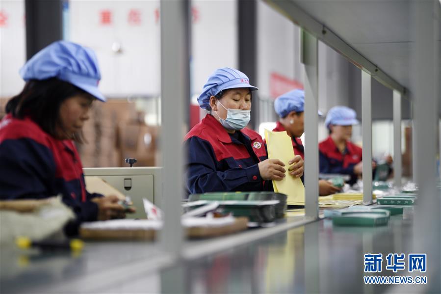 （在習(xí)近平新時(shí)代中國(guó)特色社會(huì)主義思想指引下&mdash;&mdash;新時(shí)代新作為新篇章&middot;習(xí)近平總書記關(guān)切事&middot;圖文互動(dòng)）（1）&ldquo;綠色銀行&rdquo;發(fā)工資、&ldquo;股東&rdquo;分紅來(lái)敲門&hellip;&hellip;&mdash;&mdash;探索長(zhǎng)效脫貧致富新機(jī)制見聞