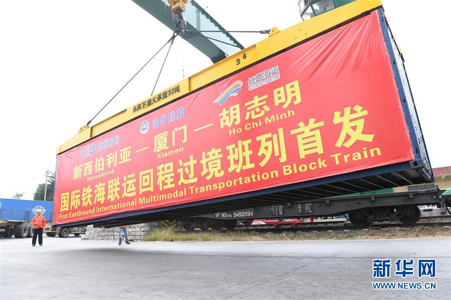 (在習(xí)近平新時代中國特色社會主義思想指引下——新時代新作為新篇章·習(xí)近平總書記關(guān)切事·圖文互動)(6)我家大門常打開——經(jīng)濟(jì)特區(qū)全方位對外開放故事