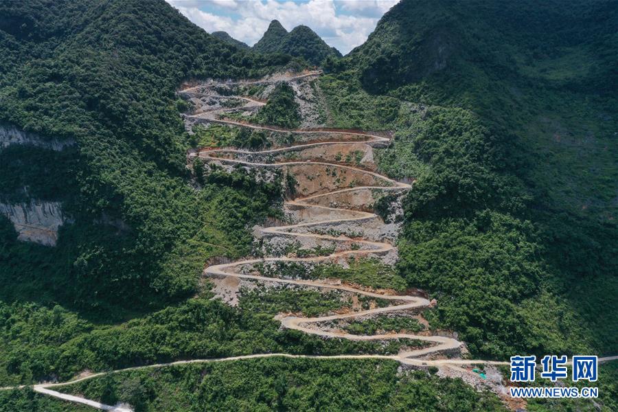 (新華全媒頭條·圖文互動)(10)“石山王國”筑路記