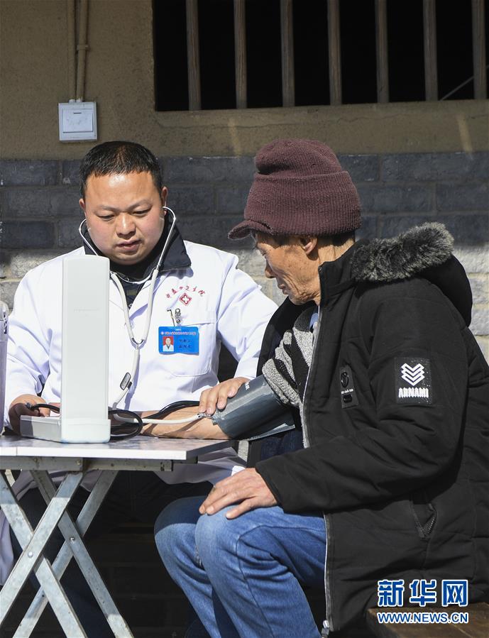 （習(xí)近平的小康故事&middot;新華網(wǎng)&middot;圖文互動(dòng)）（5）&ldquo;真正解決好基層群眾看病難、看病貴問題&rdquo;&mdash;&mdash;習(xí)近平和群眾健康的故事