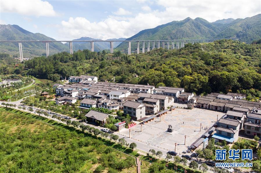 （習(xí)近平的小康故事&middot;新華網(wǎng)&middot;圖文互動(dòng)）（3）&ldquo;真正解決好基層群眾看病難、看病貴問題&rdquo;&mdash;&mdash;習(xí)近平和群眾健康的故事