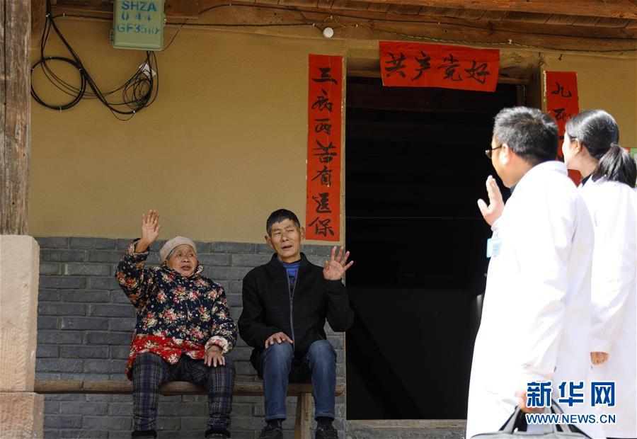 （習(xí)近平的小康故事&middot;新華網(wǎng)&middot;圖文互動(dòng)）（6）&ldquo;真正解決好基層群眾看病難、看病貴問題&rdquo;&mdash;&mdash;習(xí)近平和群眾健康的故事