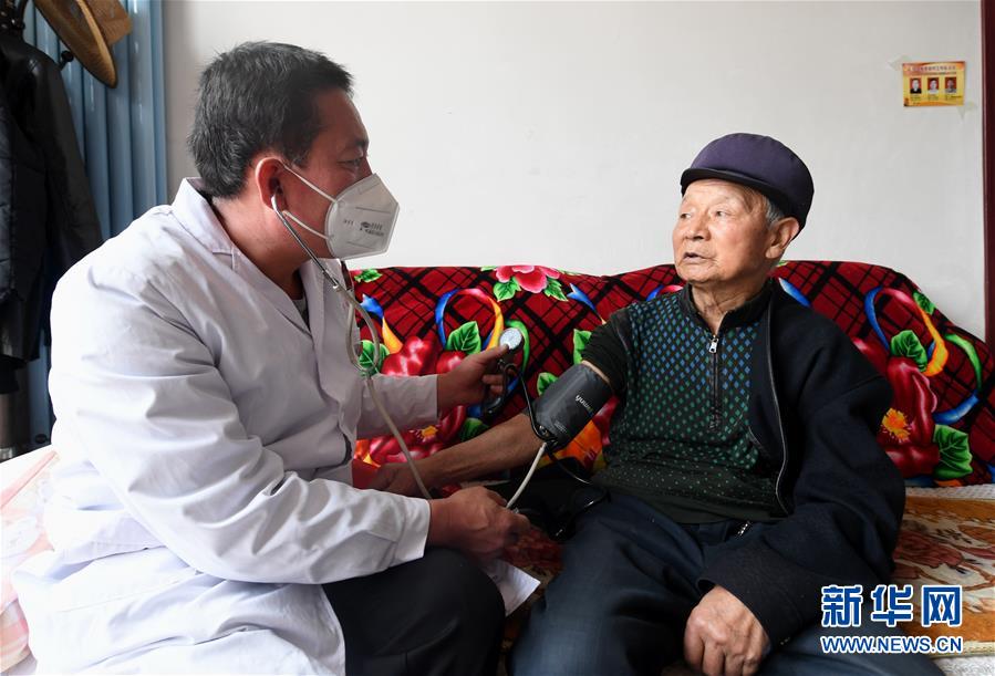 （習(xí)近平的小康故事&middot;新華網(wǎng)&middot;圖文互動(dòng)）（2）&ldquo;真正解決好基層群眾看病難、看病貴問題&rdquo;&mdash;&mdash;習(xí)近平和群眾健康的故事