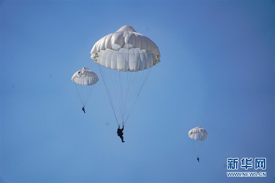 （在習(xí)近平強(qiáng)軍思想指引下&middot;我們在戰(zhàn)位報(bào)告&middot;圖文互動）（2）朵朵傘花綻放，勝戰(zhàn)精兵天降&mdash;&mdash;空降兵部隊(duì)某旅教導(dǎo)員余海龍帶領(lǐng)官兵傳承黃繼光精神記事