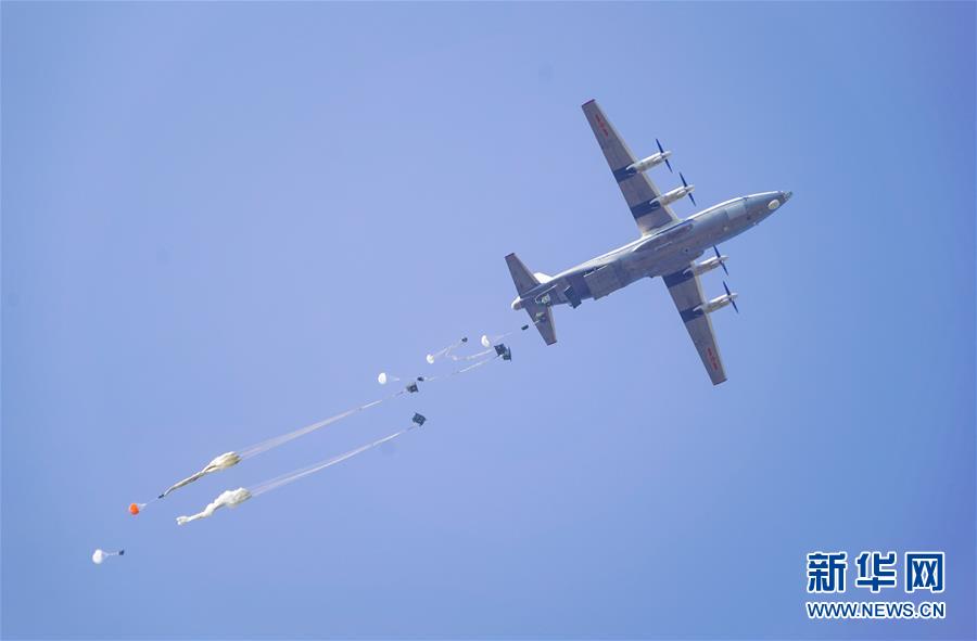 （在習(xí)近平強(qiáng)軍思想指引下&middot;我們在戰(zhàn)位報(bào)告&middot;圖文互動）（4）朵朵傘花綻放，勝戰(zhàn)精兵天降&mdash;&mdash;空降兵部隊(duì)某旅教導(dǎo)員余海龍帶領(lǐng)官兵傳承黃繼光精神記事