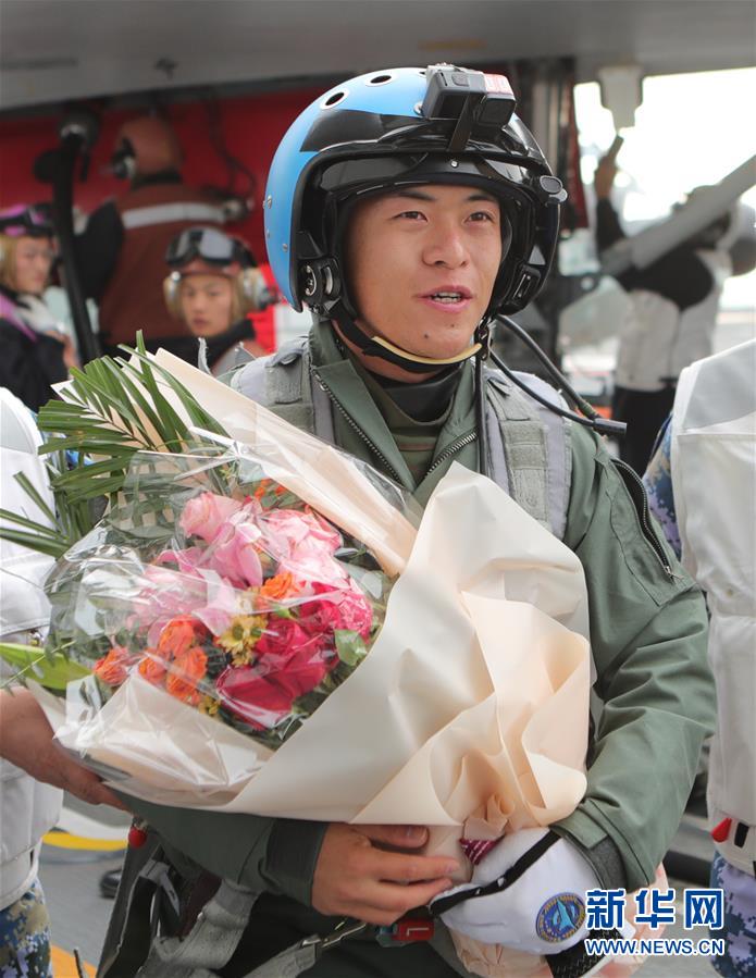 (圖文互動(dòng))(4)首批從高中招收的艦載戰(zhàn)斗機(jī)飛行員成功完成航母資質(zhì)認(rèn)證