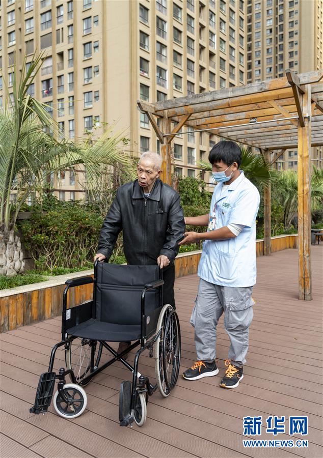 (五中全會精神在基層·圖文互動)(1)許你一個暖暖的“人生秋天”——看“春城”這座小樓如何盤活養(yǎng)老事業(yè)