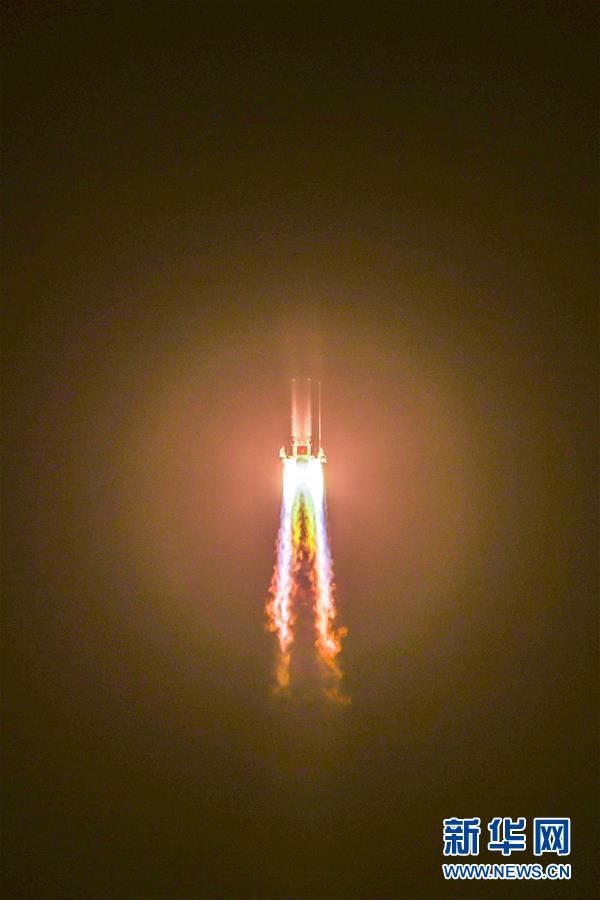 (嫦娥五號探月)(7)長征五號遙五運(yùn)載火箭將嫦娥五號探測器發(fā)射升空