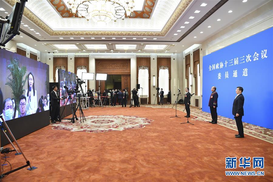 （兩會(huì)&middot;政協(xié)開(kāi)幕&middot;XHDW）（5）接受采訪