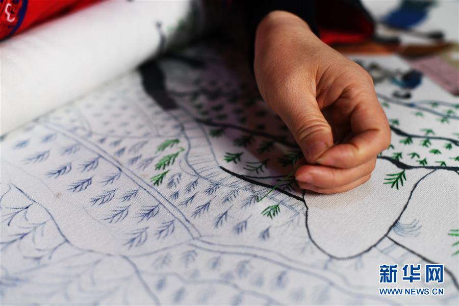 （兩會(huì)人物&middot;圖文互動(dòng)）（2）帶娃、賺錢(qián)兩不誤&mdash;&mdash;一位農(nóng)民工代表眼中的脫貧新工作