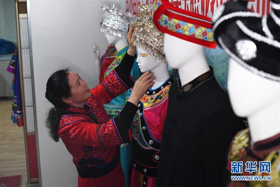 （兩會(huì)人物&middot;圖文互動(dòng)）（5）帶娃、賺錢(qián)兩不誤&mdash;&mdash;一位農(nóng)民工代表眼中的脫貧新工作