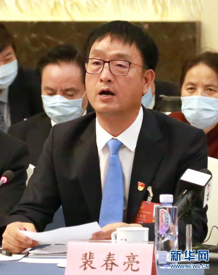 (兩會·熱點(diǎn)畫報(bào))(7)代表委員建言統(tǒng)籌做好經(jīng)濟(jì)社會發(fā)展工作