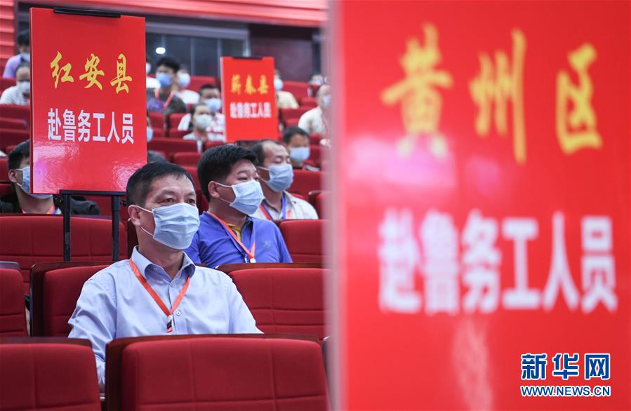 (兩會(huì)·熱點(diǎn)畫報(bào))(15)代表委員建言統(tǒng)籌做好經(jīng)濟(jì)社會(huì)發(fā)展工作