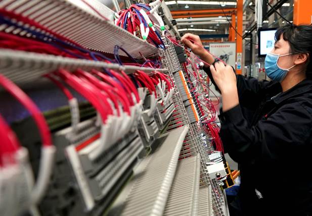 4月21日，在位于河南省許昌市的許繼電氣股份有限公司內(nèi)，工作人員在生產(chǎn)線上作業(yè)。新華社記者李安攝