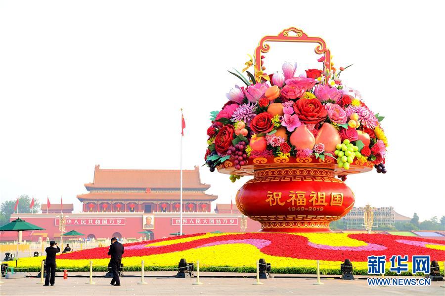 （圖文互動）（2）7小時組裝！18米高巨型&ldquo;花果籃&rdquo;亮相天安門廣場