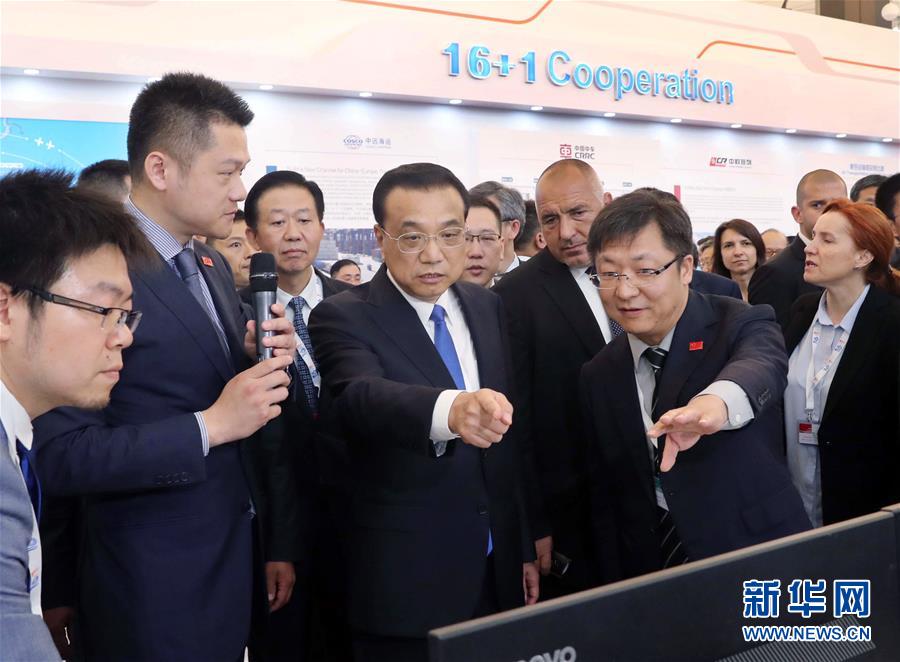 (時政)李克強(qiáng)參觀中國-中東歐國家地方合作成果展