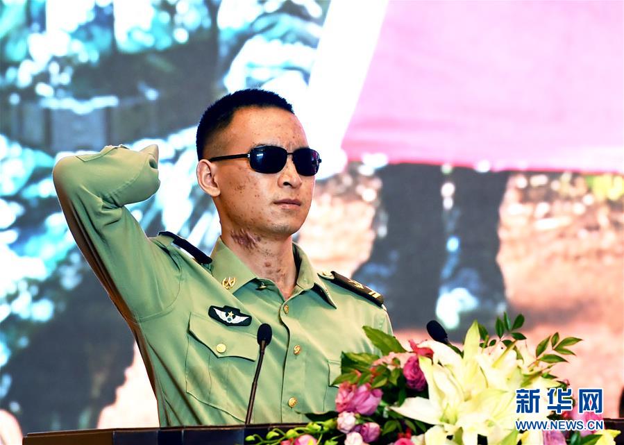 (軍事)(2)杜富國同志先進事跡報告會在京舉行