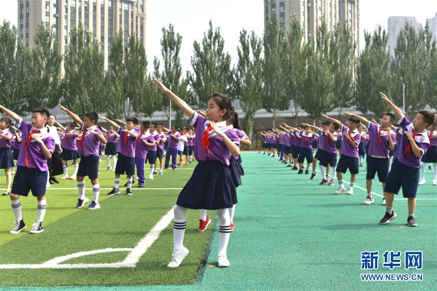 （體育&middot;圖文互動(dòng)）（1）（在習(xí)近平新時(shí)代中國(guó)特色社會(huì)主義思想指引下&mdash;&mdash;新時(shí)代新作為新篇章&middot;總書(shū)記關(guān)心的百姓身邊事）奔跑吧，少年！&mdash;&mdash;體育讓孩子們插上強(qiáng)壯的翅膀（配本社同題文字稿）