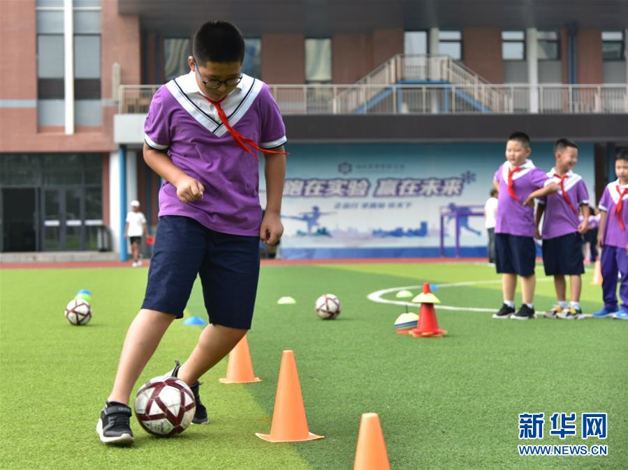 （體育&middot;圖文互動(dòng)）（2）（在習(xí)近平新時(shí)代中國(guó)特色社會(huì)主義思想指引下&mdash;&mdash;新時(shí)代新作為新篇章&middot;總書(shū)記關(guān)心的百姓身邊事）奔跑吧，少年！&mdash;&mdash;體育讓孩子們插上強(qiáng)壯的翅膀（配本社同題文字稿）