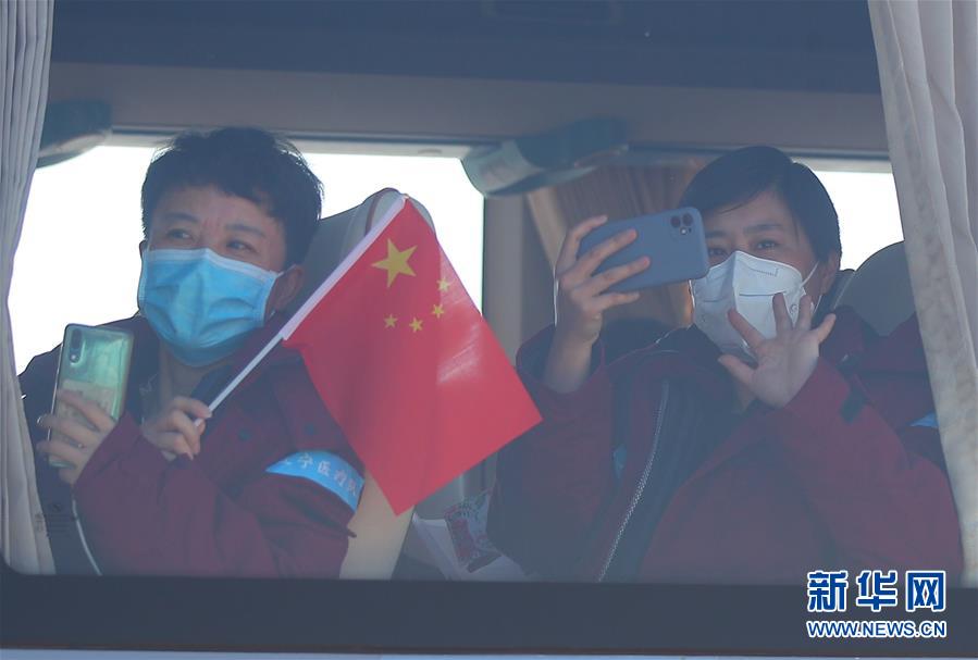 (在習近平新時代中國特色社會主義思想指引下——新時代新作為新篇章·習近平總書記關(guān)切事·圖文互動)(3)給你最溫暖的擁抱——保護關(guān)心愛護抗疫一線醫(yī)務(wù)人員在行動