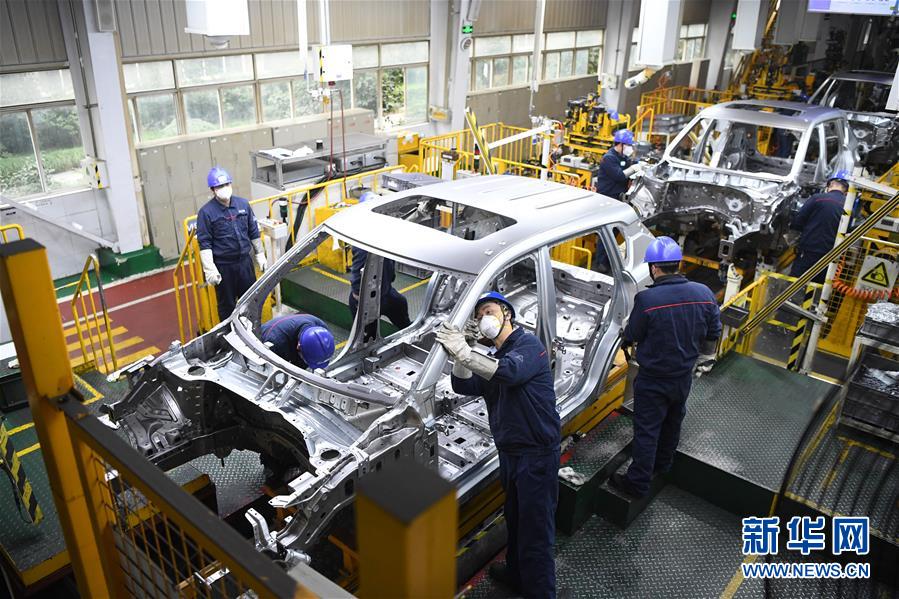 (在習(xí)近平新時代中國特色社會主義思想指引下——新時代新作為新篇章·習(xí)近平總書記關(guān)切事·圖文互動)(2)化“危”為“機” 念好“新”字訣——各地產(chǎn)業(yè)發(fā)展“新”動向掃描