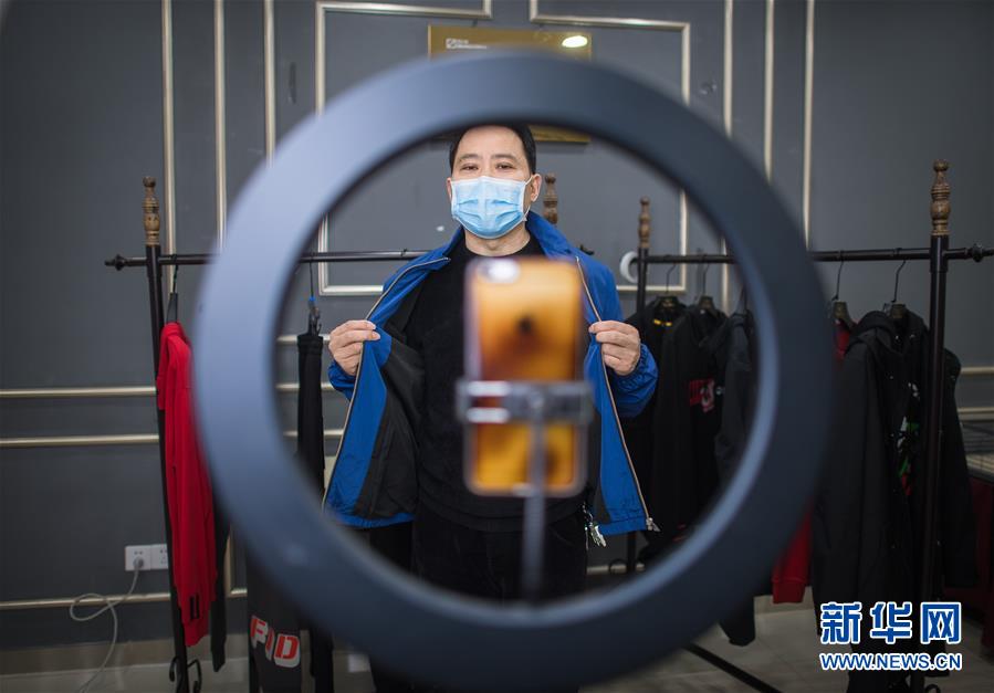 (在習(xí)近平新時代中國特色社會主義思想指引下——新時代新作為新篇章·習(xí)近平總書記關(guān)切事·圖文互動)(3)化“危”為“機” 念好“新”字訣——各地產(chǎn)業(yè)發(fā)展“新”動向掃描