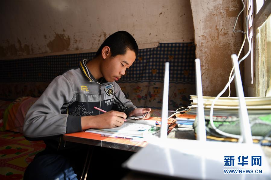 (在習(xí)近平新時代中國特色社會主義思想指引下——新時代新作為新篇章·習(xí)近平總書記關(guān)切事·圖文互動)(7)讓城市更聰明 讓經(jīng)濟更智慧——各地加快形成數(shù)字新動能促經(jīng)濟社會行穩(wěn)致遠