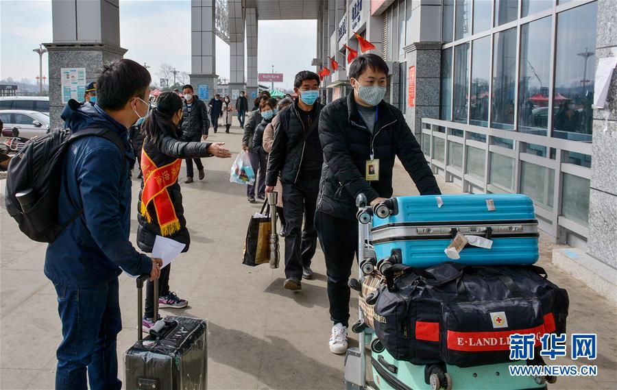 （在習(xí)近平新時(shí)代中國(guó)特色社會(huì)主義思想指引下&mdash;&mdash;新時(shí)代新作為新篇章&middot;習(xí)近平總書(shū)記關(guān)切事&middot;圖文互動(dòng)）（3）讓貧困勞動(dòng)力端穩(wěn)就業(yè)的&ldquo;飯碗&rdquo;&mdash;&mdash;各地就業(yè)扶貧不松勁鞏固脫貧成果