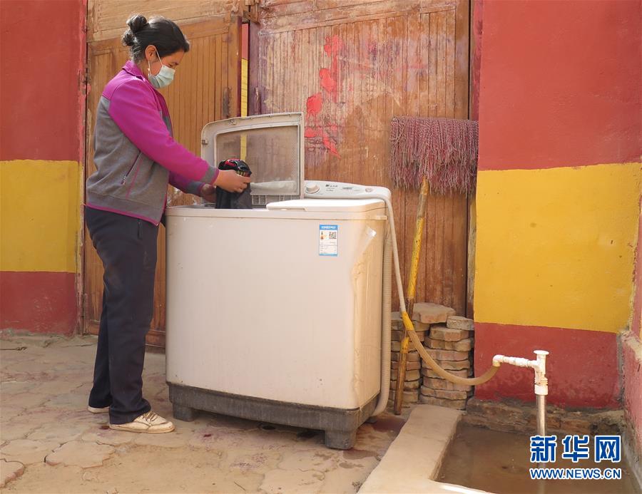 （新華全媒頭條&middot;圖文互動）（10）春天里的5個(gè)&ldquo;戰(zhàn)貧&rdquo;瞬間&mdash;&mdash;習(xí)近平總書記關(guān)于脫貧攻堅(jiān)決策部署指引攻克最后的深貧堡壘