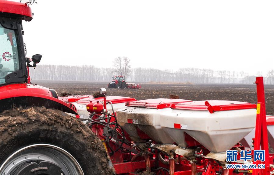 (在習(xí)近平新時代中國特色社會主義思想指引下——新時代新作為新篇章·習(xí)近平總書記關(guān)切事·圖文互動)(11)春耕忙 信心足——谷雨時節(jié)走馬東北直擊糧事