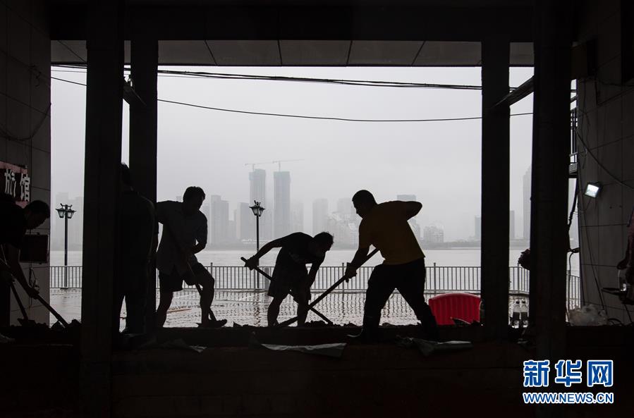 （在習(xí)近平新時(shí)代中國(guó)特色社會(huì)主義思想指引下&mdash;&mdash;新時(shí)代新作為新篇章&middot;習(xí)近平總書(shū)記關(guān)切事&middot;圖文互動(dòng)）（3）戰(zhàn)疫魔,斗洪魔&mdash;&mdash;湖北全力應(yīng)對(duì)防疫、防汛疊加&ldquo;雙考&rdquo;