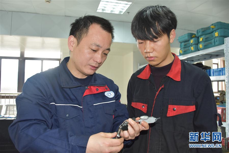 (總書(shū)記推動(dòng)的改革身邊事·教育改革篇·圖文互動(dòng))(3)特寫(xiě):“95后”上海職校生:“我的工牌上印著‘中國(guó)航天’”
