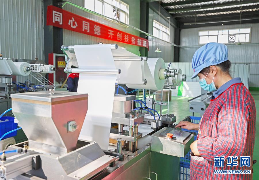 （在習近平新時代中國特色社會主義思想指引下&mdash;&mdash;新時代新作為新篇章&middot;習近平總書記關(guān)切事&middot;圖文互動）（2）&ldquo;綠色銀行&rdquo;發(fā)工資、&ldquo;股東&rdquo;分紅來敲門&hellip;&hellip;&mdash;&mdash;探索長效脫貧致富新機制見聞