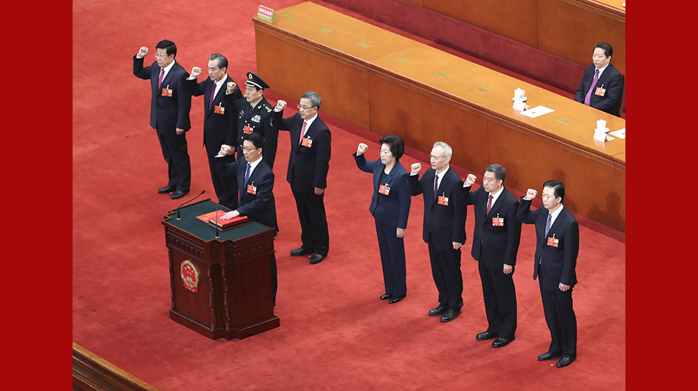 國(guó)務(wù)院副總理、國(guó)務(wù)委員、秘書長(zhǎng)進(jìn)行憲法宣誓