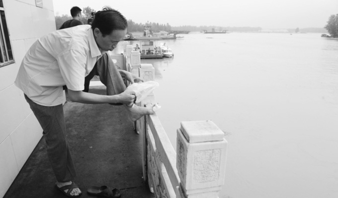 小身板有大力量，拖著腳傷跑新聞