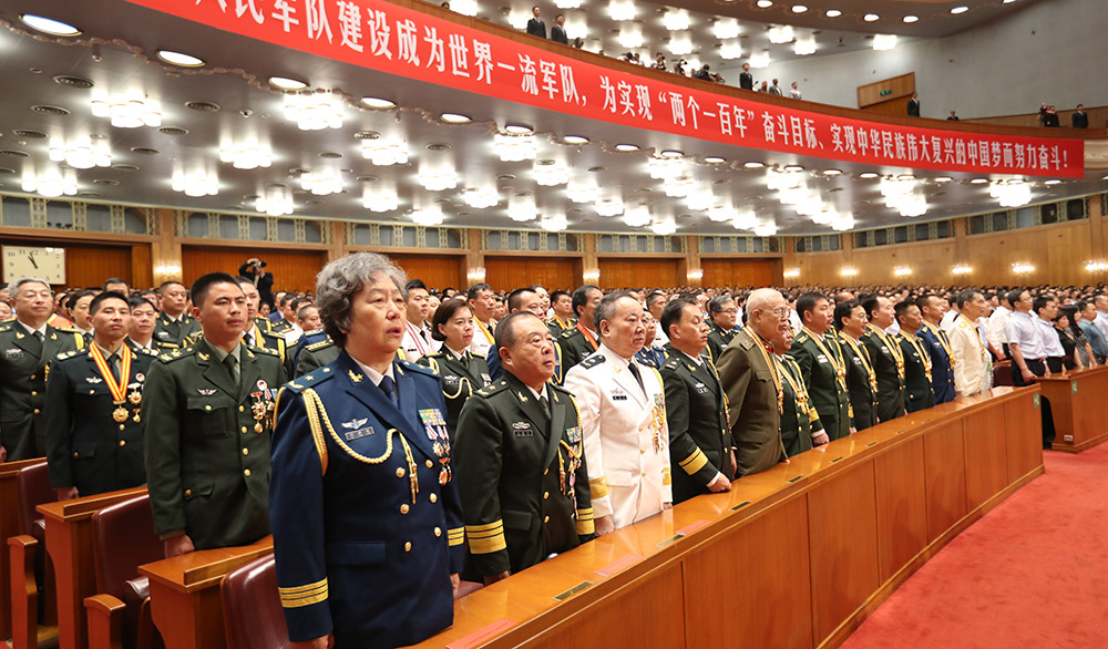 現(xiàn)場(chǎng)奏唱《中國人民解放軍軍歌》