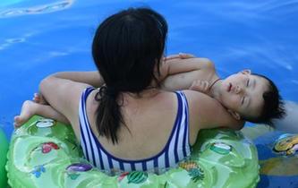 &ldquo;火爐&rdquo;重慶氣溫飆升 市民水中享清涼