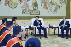 孟建柱會(huì)見(jiàn)買(mǎi)買(mǎi)提江&middot;托乎尼牙孜同志先進(jìn)事跡報(bào)告團(tuán)