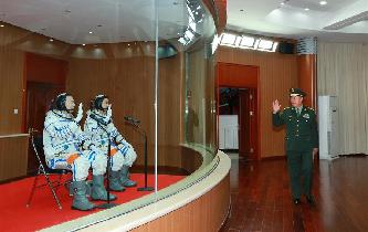 范長(zhǎng)龍看望神舟十一號(hào)航天員景海鵬、陳冬