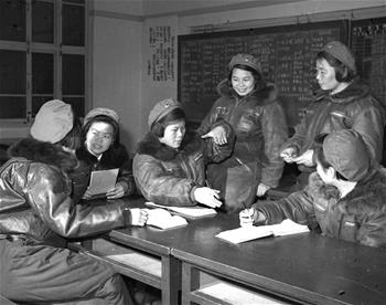 第一批女飛行員：毛澤東稱贊，細(xì)妹子不簡單，飛得好高啊