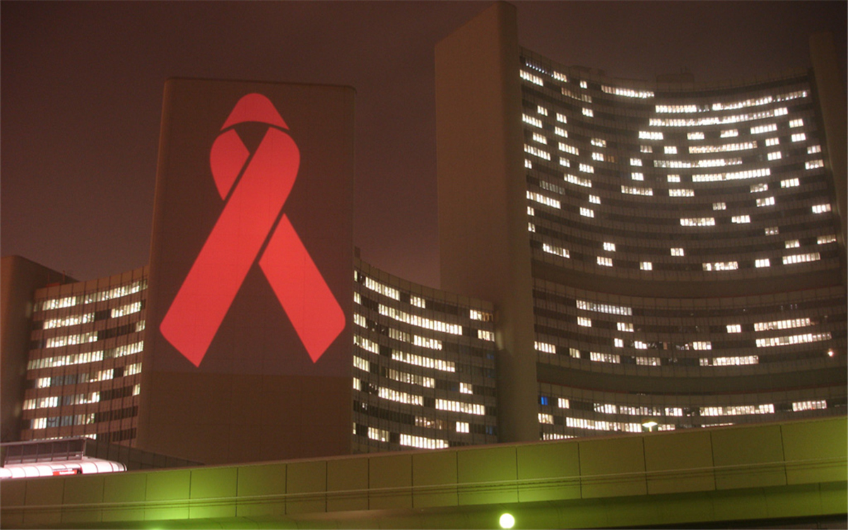 在世界艾滋病日，聯(lián)合國總部大樓點亮紅絲帶標(biāo)志