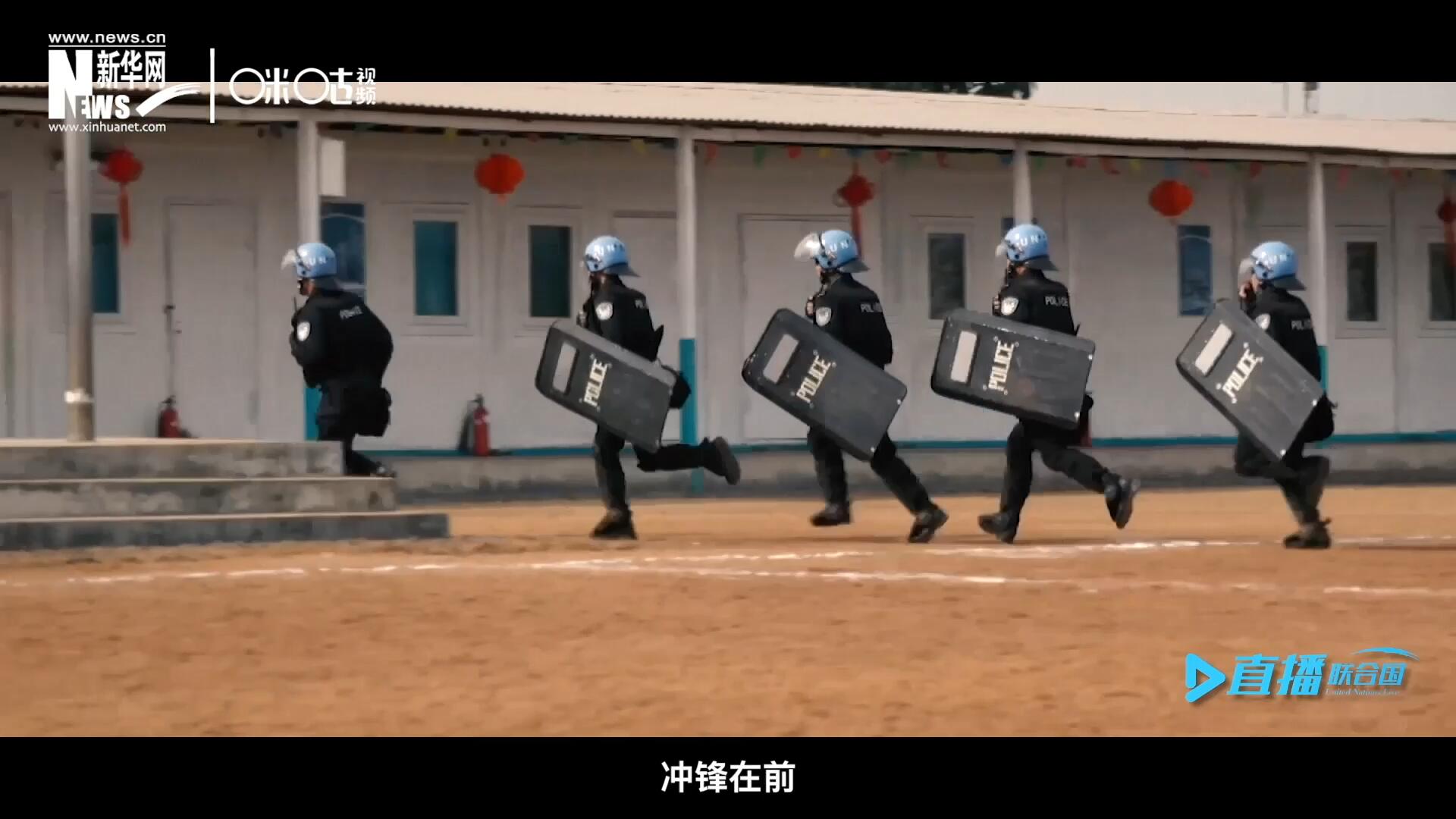 有這樣一支隊(duì)伍，他們不畏艱險(xiǎn)，沖鋒在前，頭戴藍(lán)盔，為和平而戰(zhàn)，他們的名字叫做聯(lián)合國維和部隊(duì)。