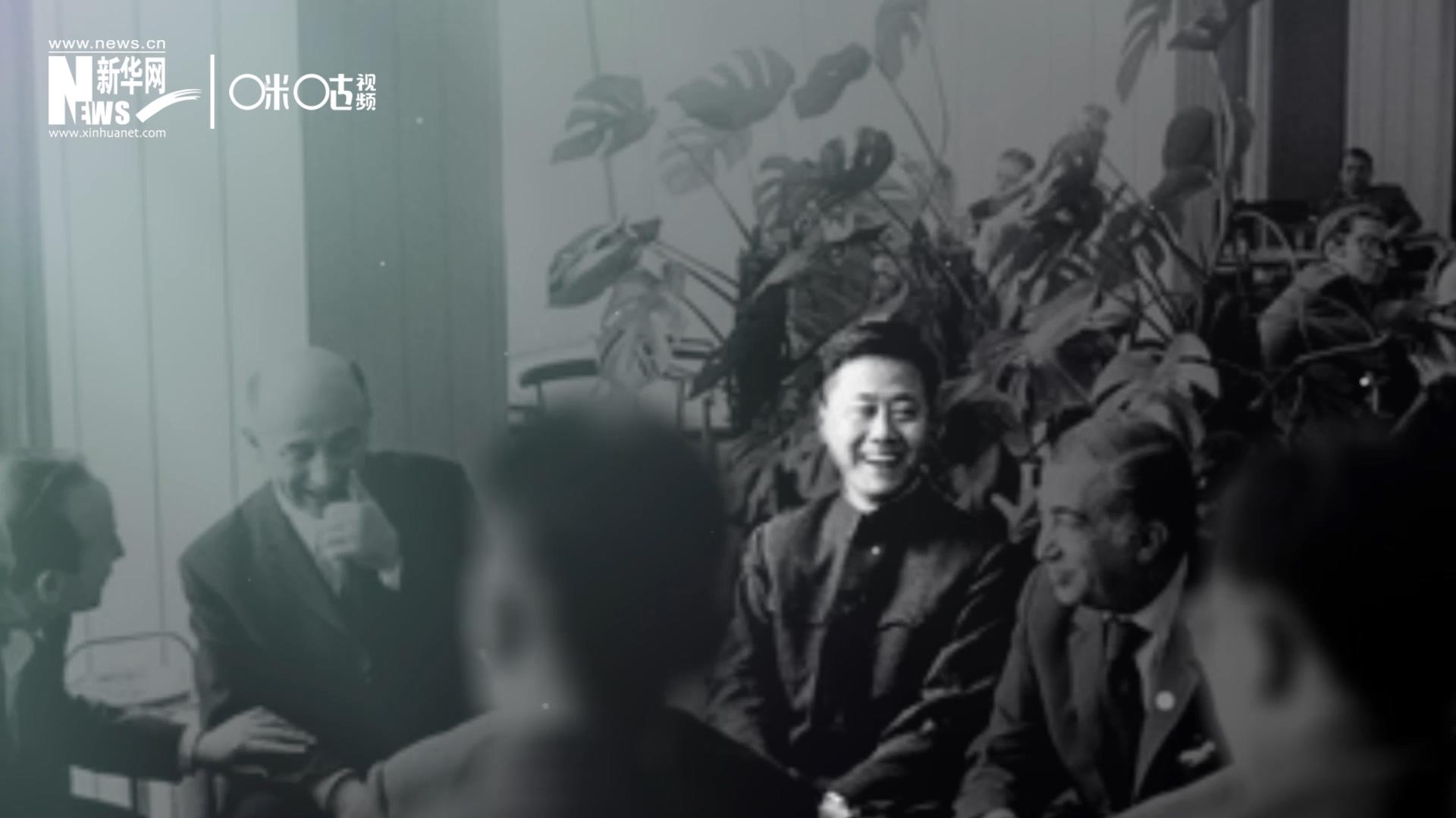 照片里的這個(gè)人是高梁，原新華社國(guó)際部記者。原本作為代表團(tuán)隨行記者的他接到通知，由他帶領(lǐng)一支先遣小組先行去紐約。