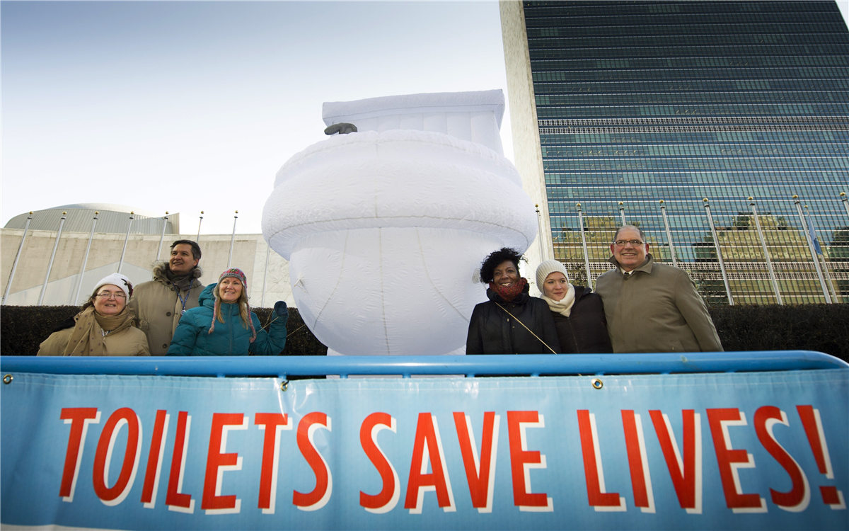 &ldquo;世界廁所日&rdquo;，聯(lián)合國總部大樓前的口號(hào)條幅