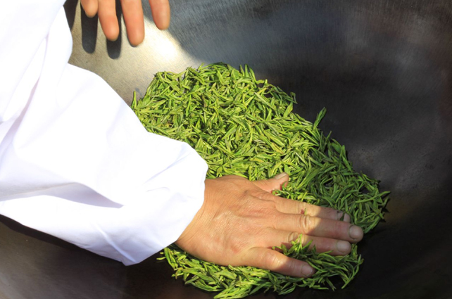 好茶占盡天時(shí)地利，炒茶師月入三五萬